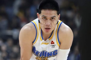 官方网站-北京首钢67比86惨败上海：范顶薪居然爆砍0分，还不如打NBA杨瀚森