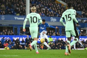 【英超】杜库雷补射，多宾建功，切尔西0-2客负埃弗顿